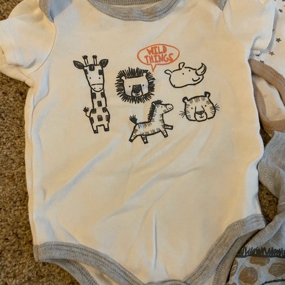 NWOT 👶🏼 Bundle Of 3 Onesies - Picture 4 of 7
